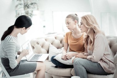 Anne ve kızı tedavi usta kadın psikolog