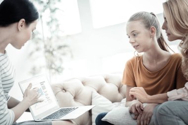 Anne ve kızı ile tartışma sahip profesyonel phycologist