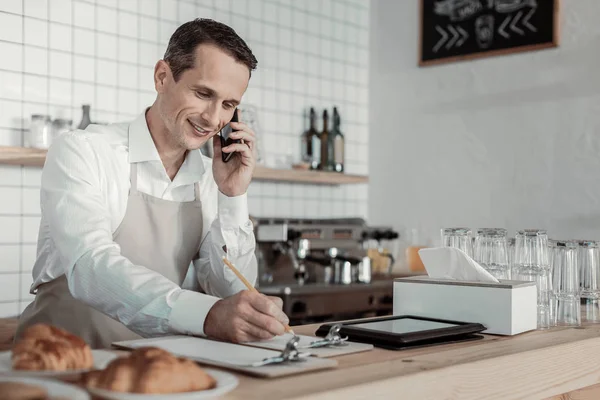 Pozorný pracovník převzetí objednávky na telefon — Stock fotografie