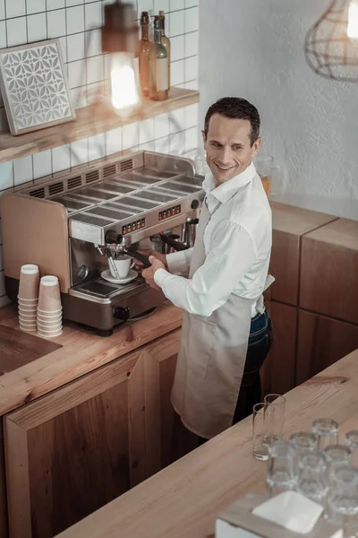 Positieve blij werknemer op zoek opzij — Stockfoto