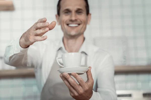 Foto fokus pada tangan laki-laki yang menunjukkan kopi baru — Stok Foto