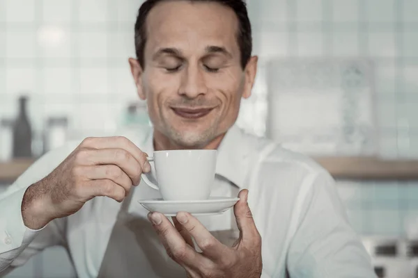 Garçom alegre tentando novo tipo de café — Fotografia de Stock