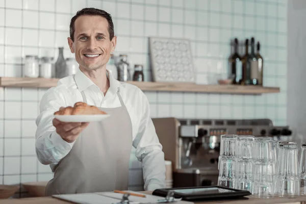 Färska Bakverk Glad Brunett Uttrycker Positivitet Samtidigt Föreslår Läckra Croissanter — Stockfoto