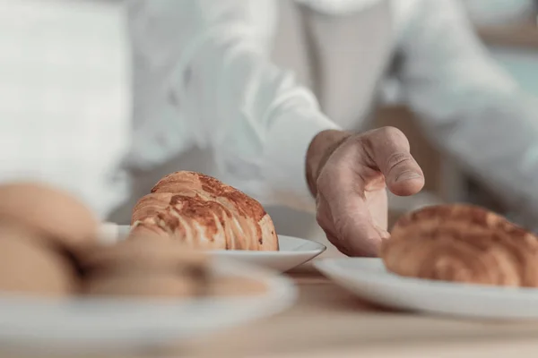 Fokussiertes Foto auf Croissant, das auf dem Teller liegt — Stockfoto