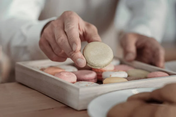 O colleting macarons bilinçli pastacı yakın çekim — Stok fotoğraf