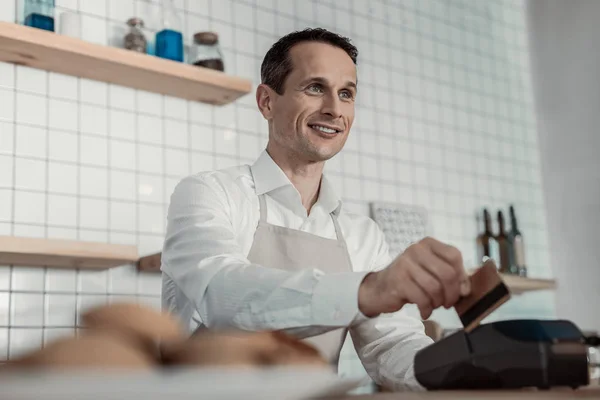 Positiver Kellner erhält Bezahlung — Stockfoto