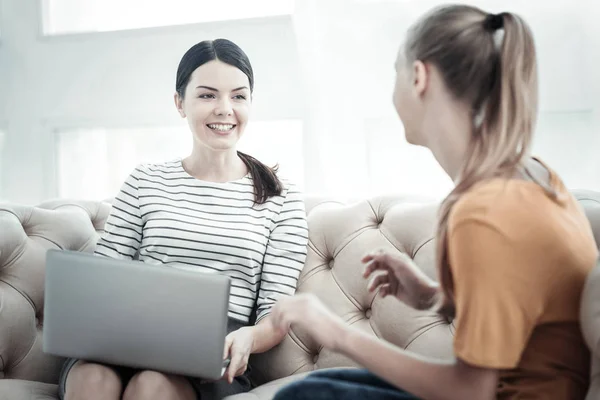 Brünette Psychologin berät Teenager — Stockfoto