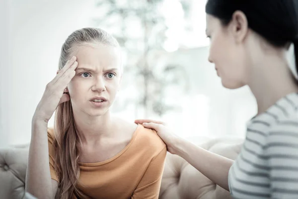 Psikolog wanita menenangkan gadis remaja yang cemas — Stok Foto