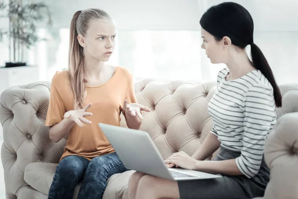 Troubled teen girl explaining feelings to female psychologist — Stock Photo, Image