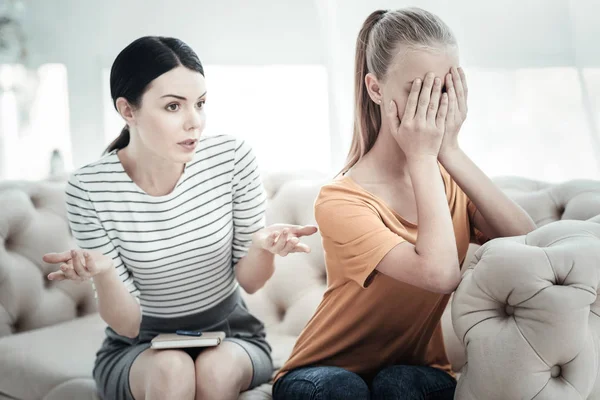 Schöne weibliche Psychologin löst Teenager-Problem — Stockfoto
