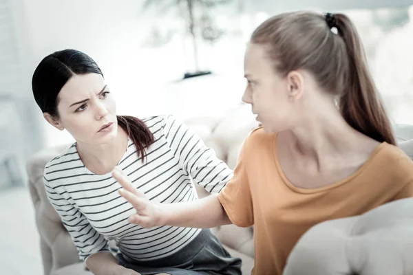 Menina adolescente louco discutindo com psicólogo feminino — Fotografia de Stock