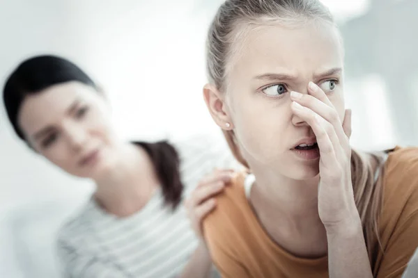 Desperate teen girl piping during therapy — Stock Photo, Image