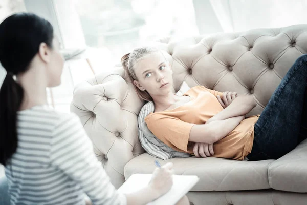 Triste adolescente chica escuchando a mujer psicóloga —  Fotos de Stock