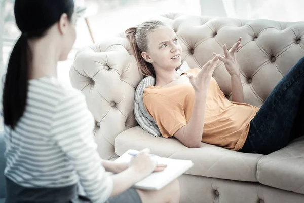 Desperate teen girl describing her problem — Stock Photo, Image