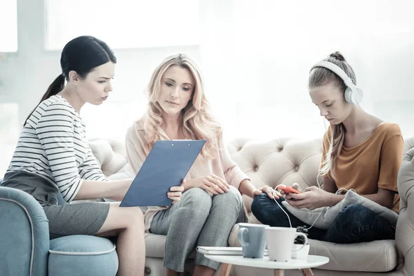 Anne ve kızı danışmanlık psikolog konsantre