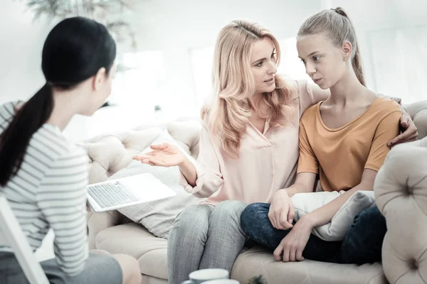 Atractiva mamá y su hija compartiendo problemas con el psicólogo — Foto de Stock