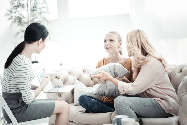 Anne ve kızı ile konuşmayı deneyimli phycologist