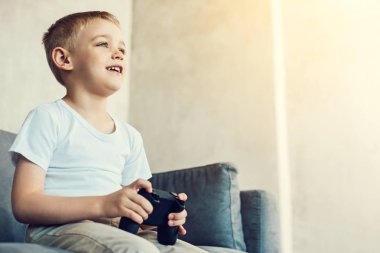 Onun yeni ilginç oyun ile mutlu küçük çocuk