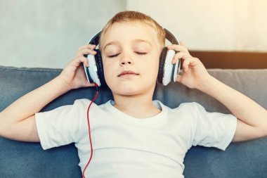 Büyük beyaz kulaklık rahat yakışıklı