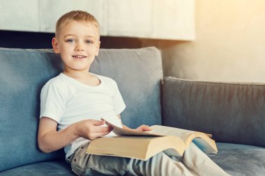 Mutlu çocuk büyük bir eski kitap