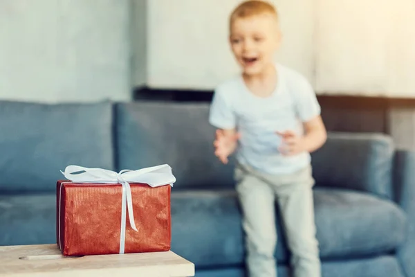 Caja roja brillante con un precioso regalito — Foto de Stock