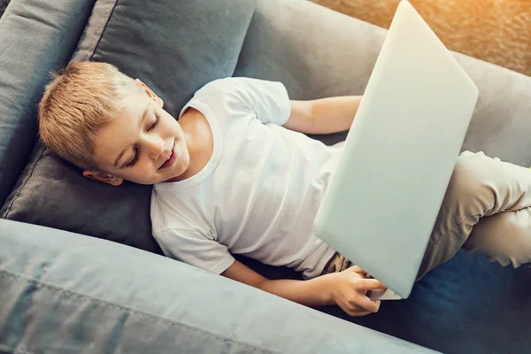 Mały chłopiec relaksujący z laptopem — Zdjęcie stockowe