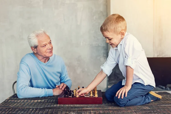 Piacevole gioco di un bambino e suo nonno — Foto Stock