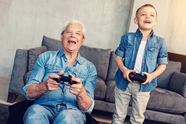 Homens emocionais de diferentes idades jogando jogos — Fotografia de Stock