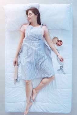 Önlük sıkı uyku giyen çekici genç hanım