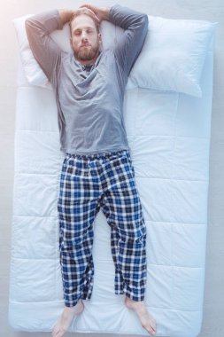 Sakallı adam sıkı yatakta uyuyor