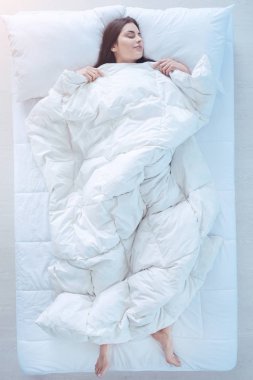 Genç Bayan yorgan ile yatakta yatıya