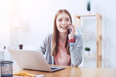 Güzel kadın dostu konuşmayı telefon başına