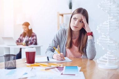 Düşünceli öğrenci ders sonunu bekliyor