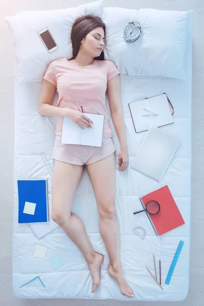 Jovencita cansada durmiendo mientras estudia —  Fotos de Stock