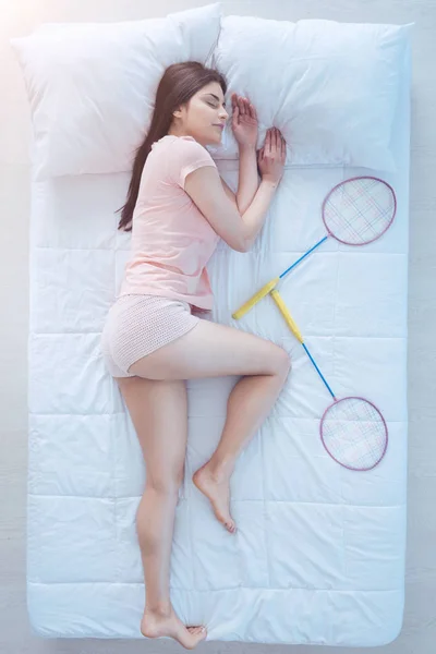 Positiv gesinnte Mädchen schlafen fest nach Badminton spielen — Stockfoto