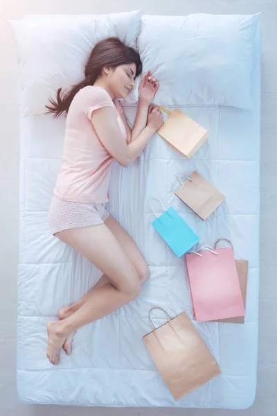 Dama agotada que se duerme después de ir de compras — Foto de Stock