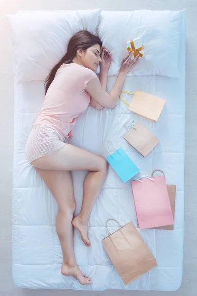 Relajada joven tomando siesta después de comprar regalos — Foto de Stock