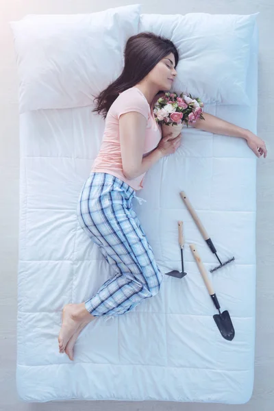 Fata cu buchet luând pui de somn după ce a lucrat în grădină — Fotografie, imagine de stoc
