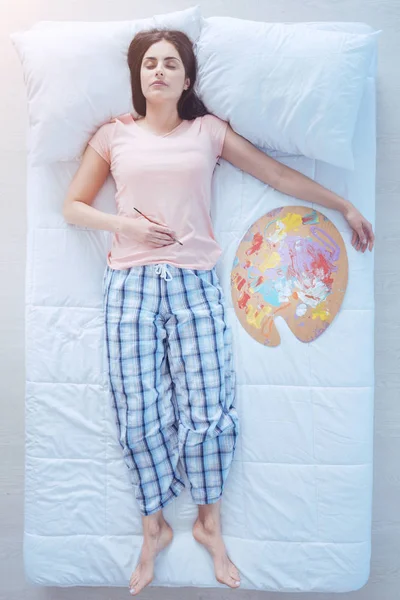 Pictor de sex feminin care doarme după pictură — Fotografie, imagine de stoc