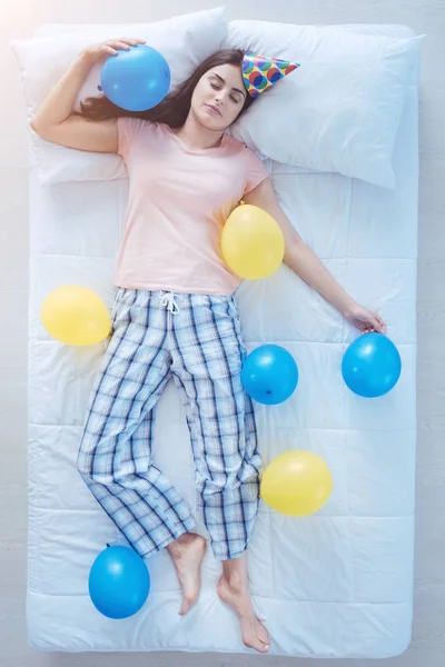 Garota de aniversário exausta adormecendo na cama — Fotografia de Stock