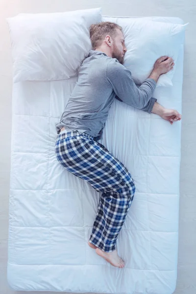 Cansado homem milenar adormecendo depois de trabalhar duro — Fotografia de Stock