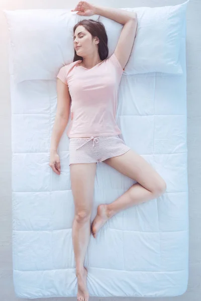 Kimerült hölgy elalszik az ágyban — Stock Fotó