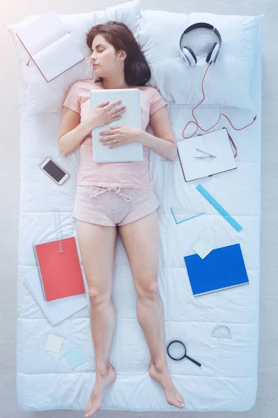 Девушка с ноутбуком дремлет после учебы — стоковое фото