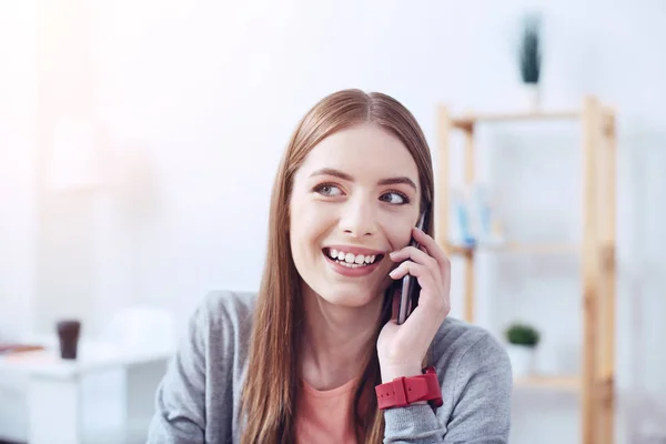 Retrato de chica bonita que mirando a un lado — Foto de Stock