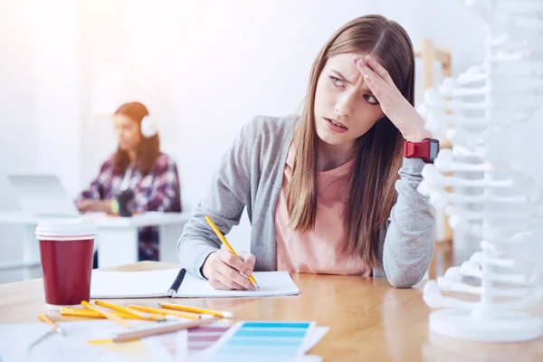 Ernstige vrouwelijke persoon taakuitvoering — Stockfoto