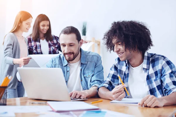 Positiv brunett njuter av sitt arbete — Stockfoto