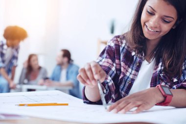 Güzel melez çifti bir pergel kullanarak