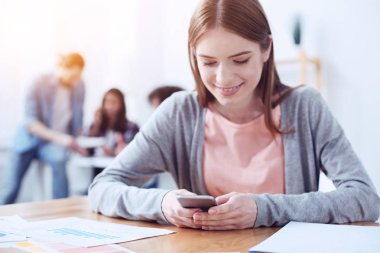 Özenli kız cevap gelir mesaj yazarak