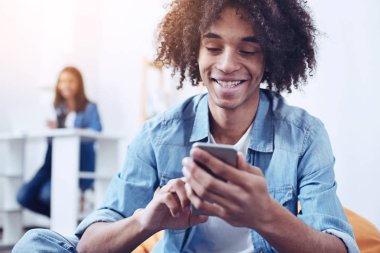 Neşeli yabancı öğrenci pozitif ifade