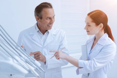 Güzel öğrenci Tıp Üniversitesi onun akıl hocası arıyorum